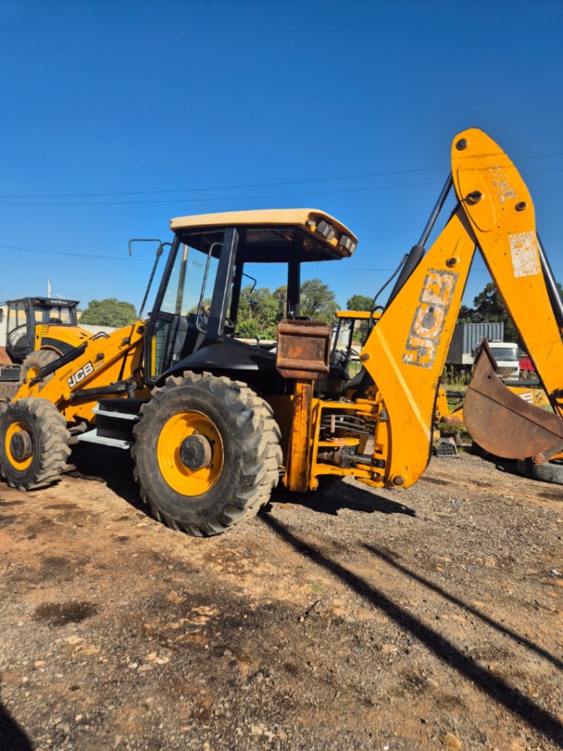 Retroescavadeira JCB 3C PLUS 4X4 2013