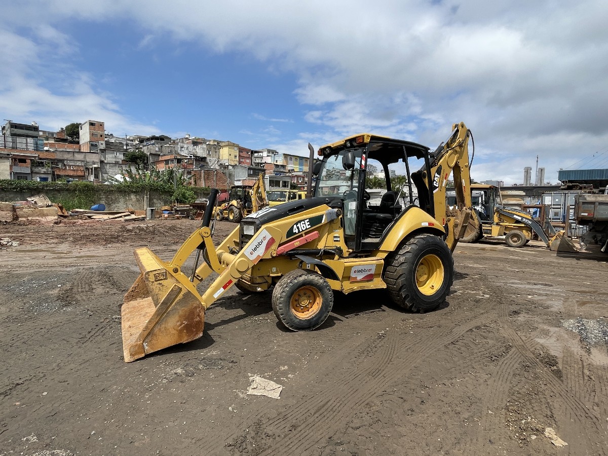 Retroescavadeira Caterpillar 416E 4X2 2013