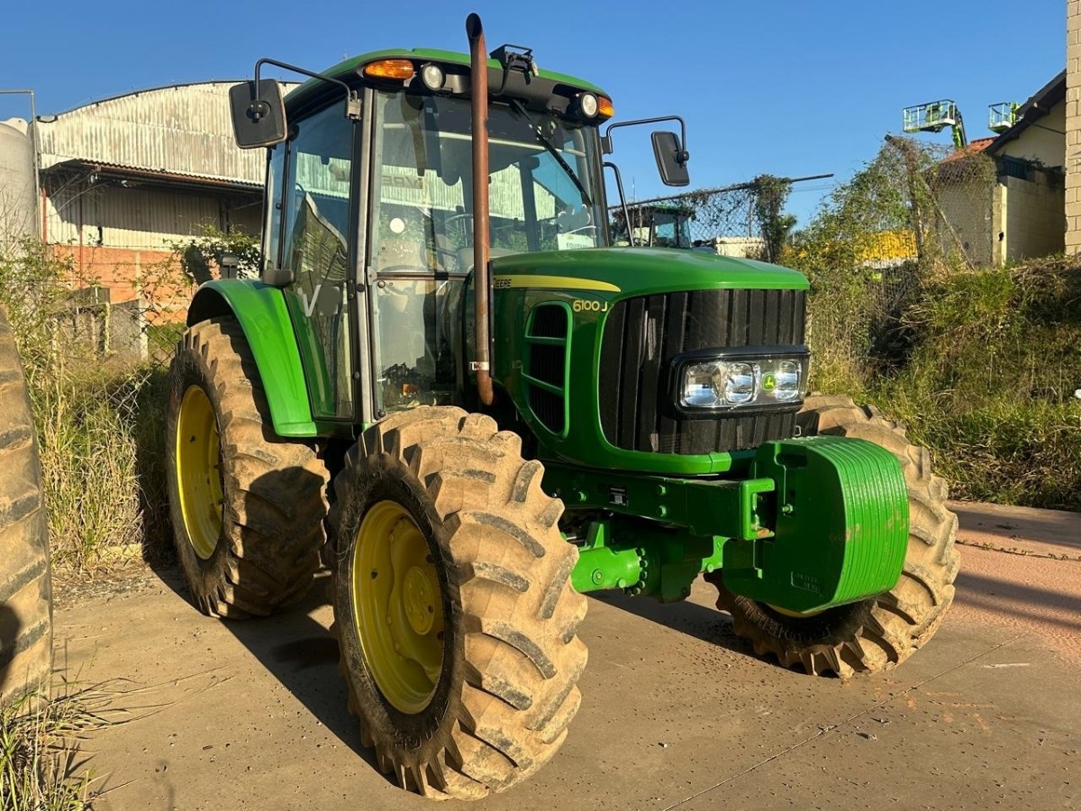 Trator agrícola John Deere 6100J 2022