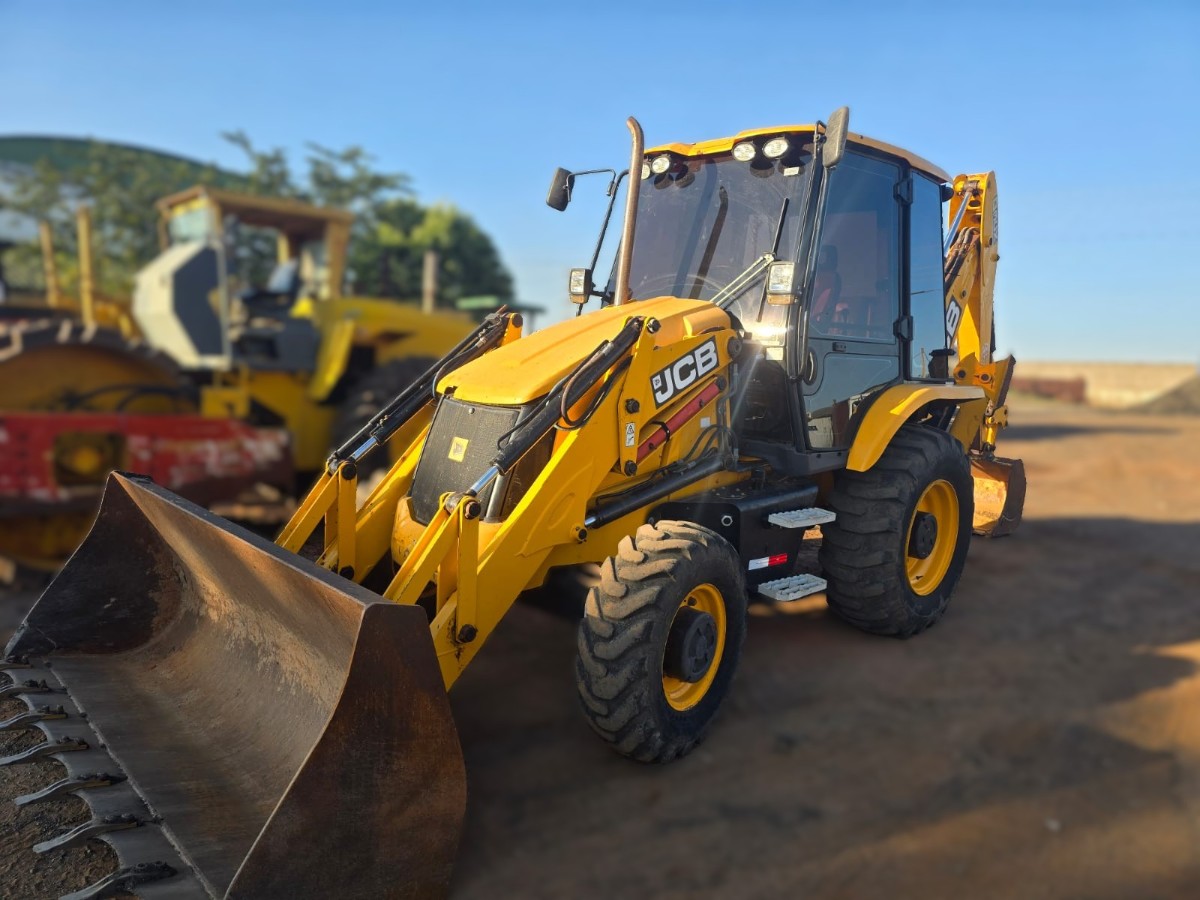 Retroescavadeira JCB 3CX 2024