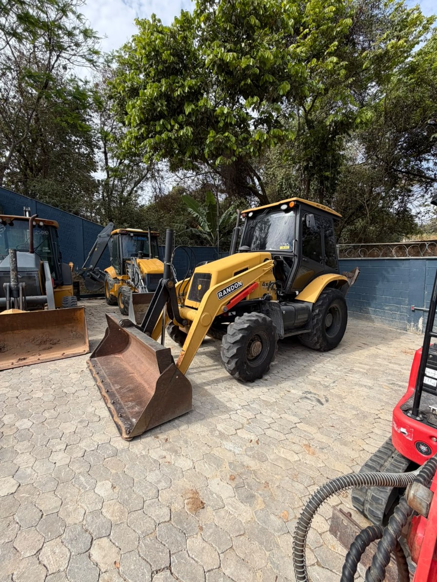 Retroescavadeira Randon RD 406 2020
