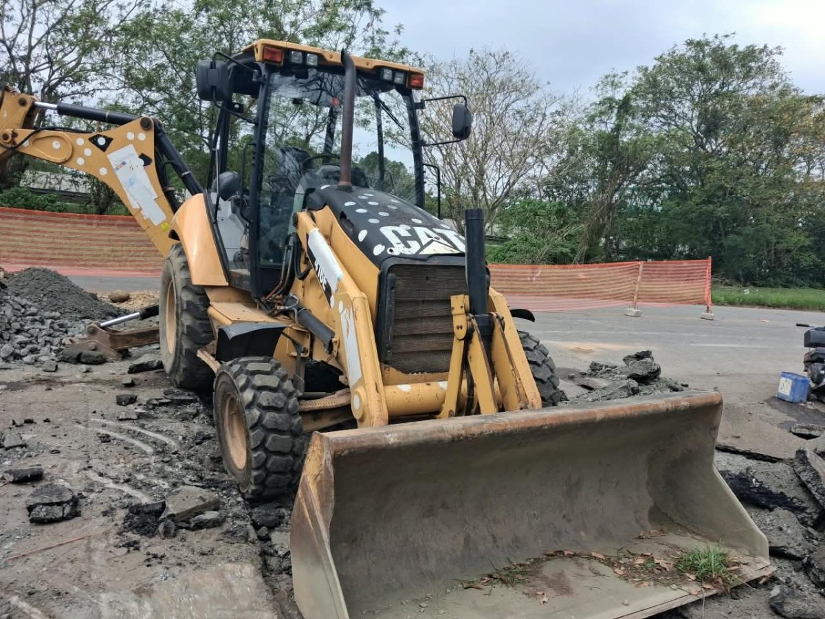 Retroescavadeira Caterpillar 416E 2014