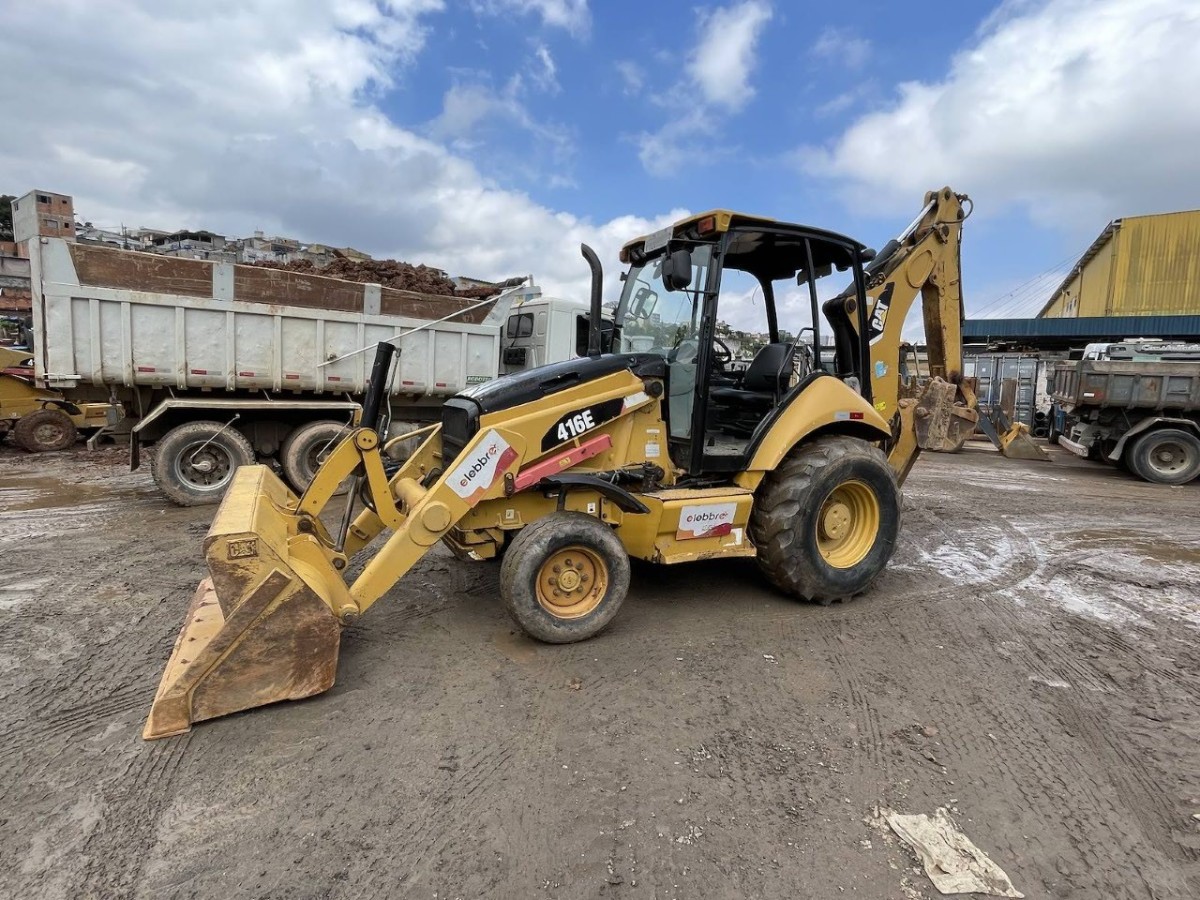 Retroescavadeira Caterpillar 416E 4X2 2013