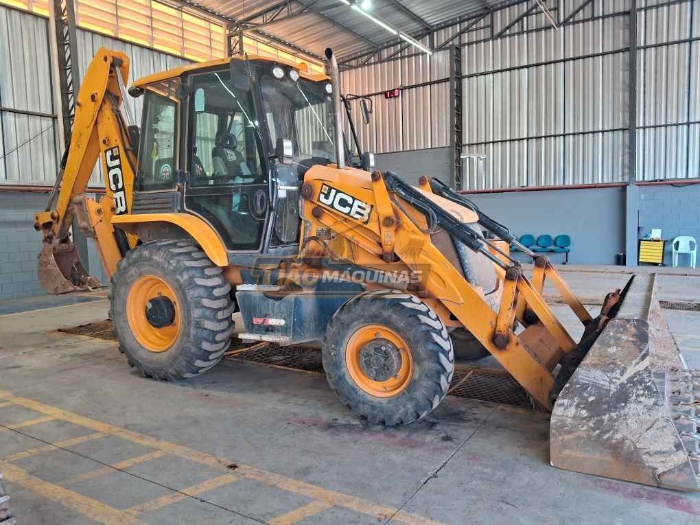 Retroescavadeira JCB 3CX 2022
