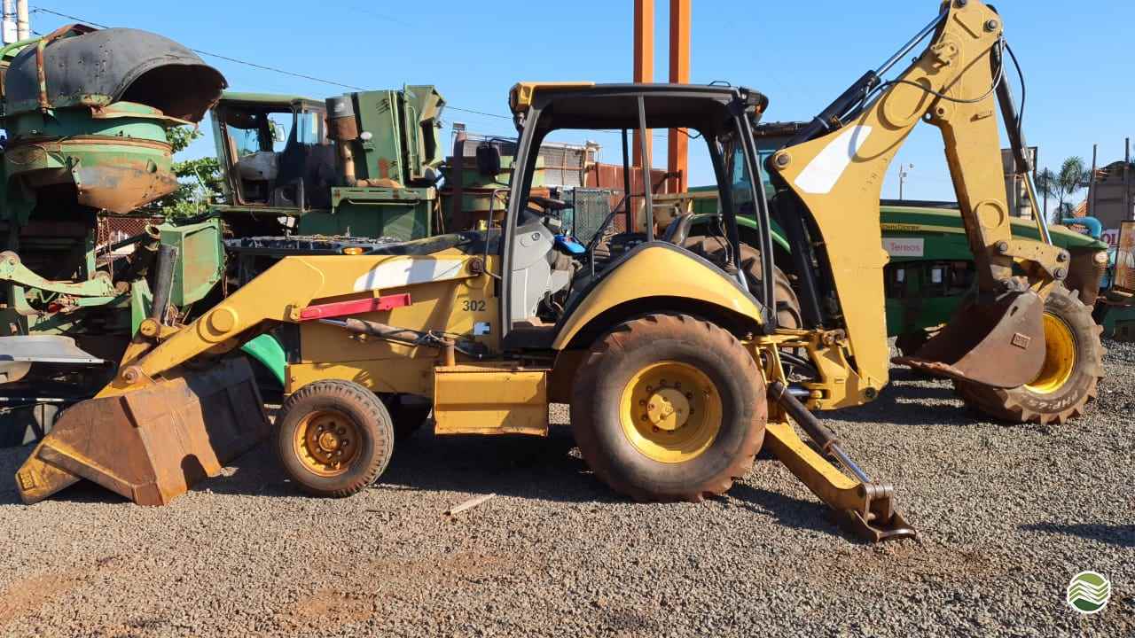 Retroescavadeira Caterpillar 416 2015