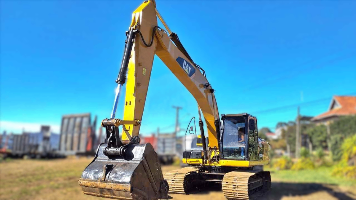 Escavadeira Caterpillar 320D2 2013