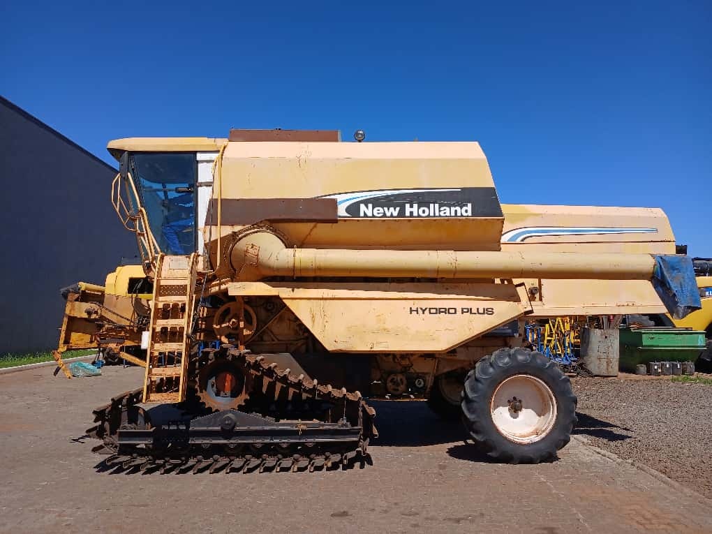 Colheitadeira New Holland TC 59 2004