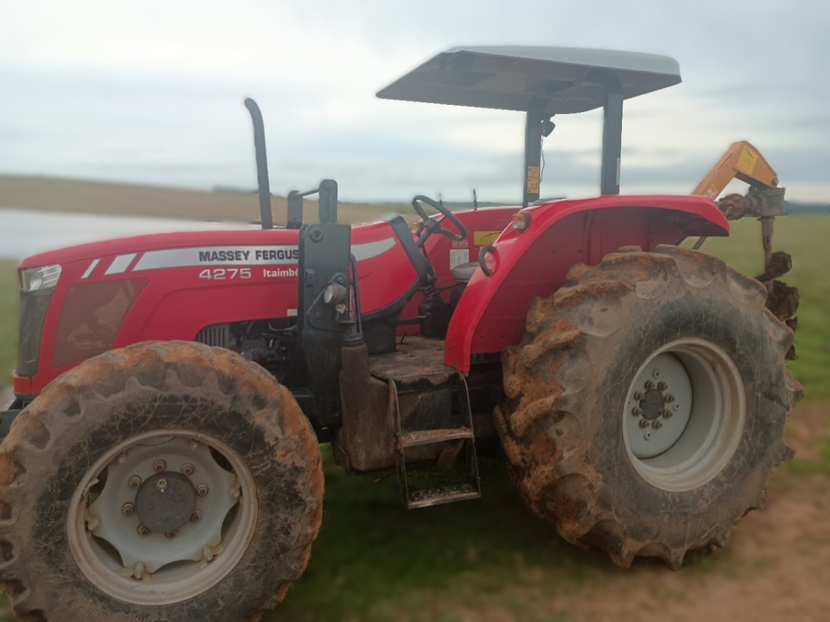Trator agrícola Massey Ferguson 4275 2014