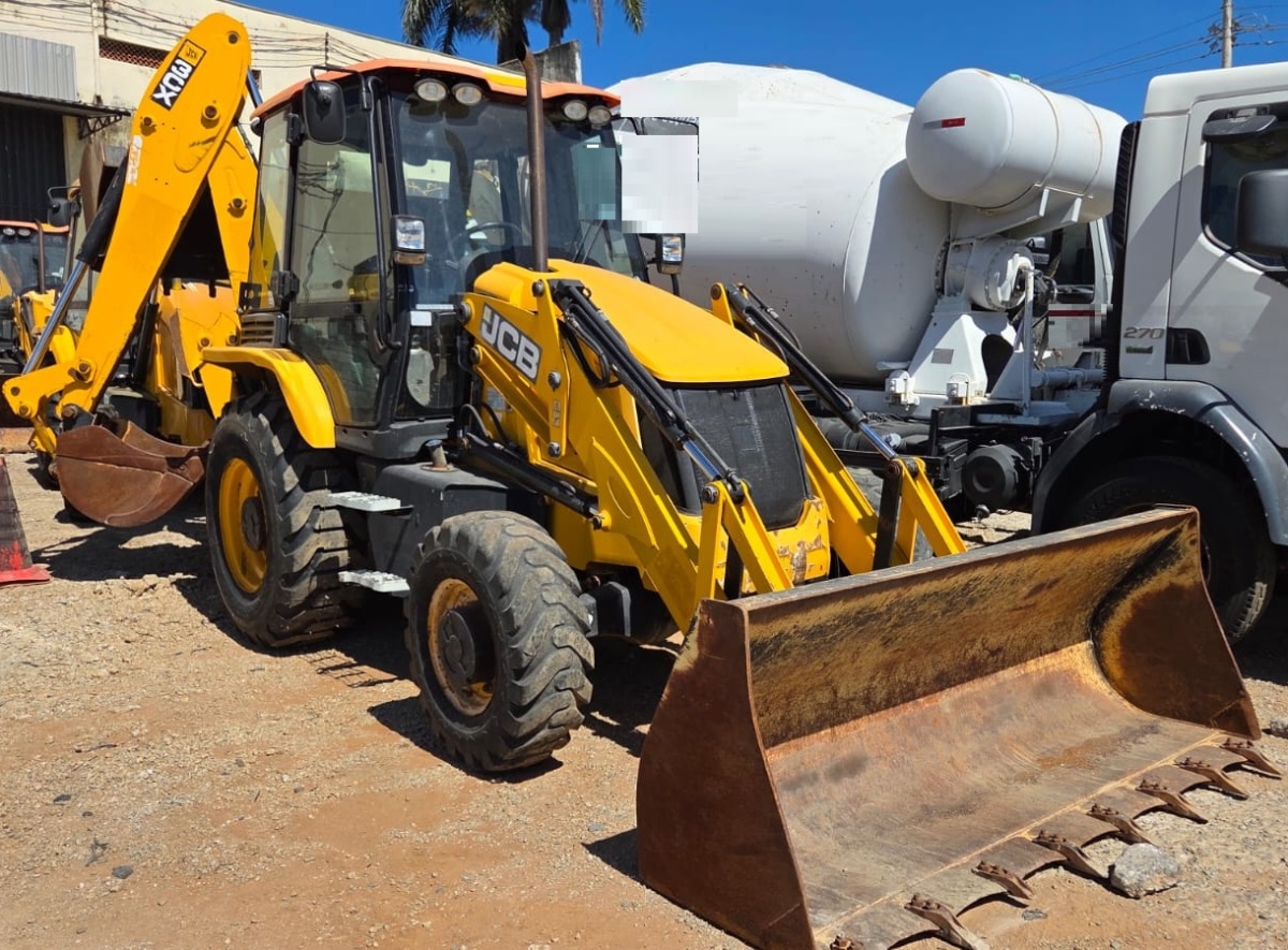 Retroescavadeira JCB 3CX 2020
