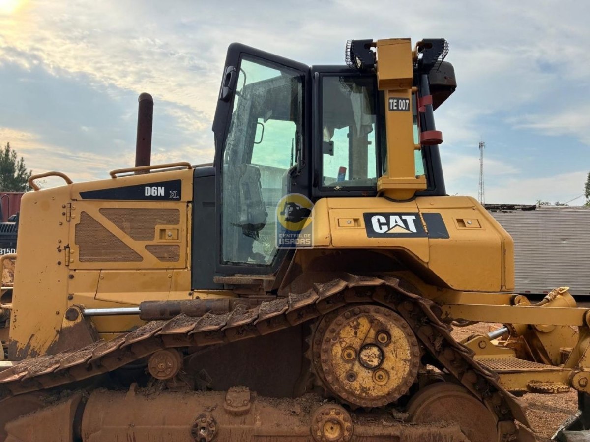 Trator de esteira Caterpillar D6N 2013