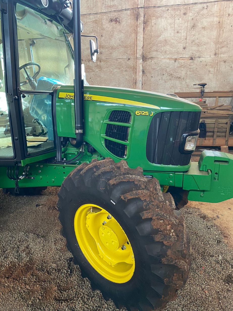 Tratores Agrícolas John Deere 6125J 2025