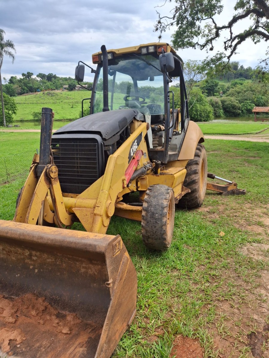 Retroescavadeira Caterpillar 416E 4X2 2012