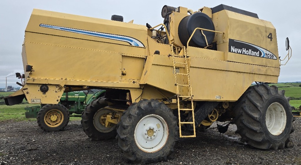 Colheitadeira New Holland TC 59 2004