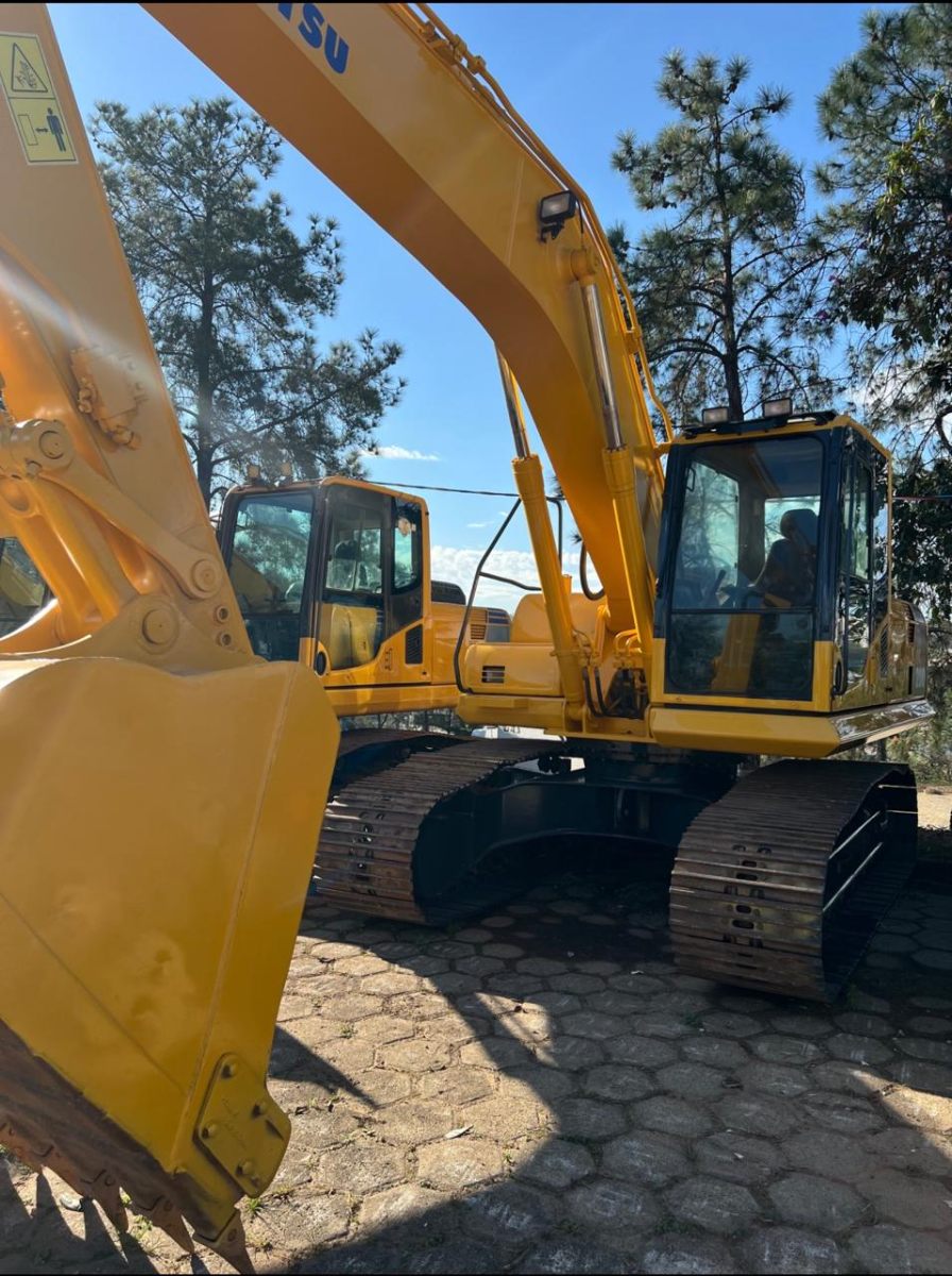 Escavadeira Komatsu PC200 2008