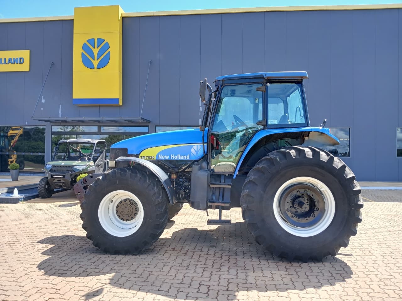 Trator agrícola New Holland TM 7020 2012