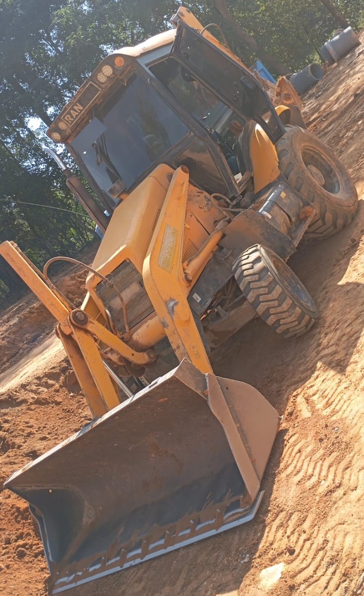 Retroescavadeira Randon RD 406 2012