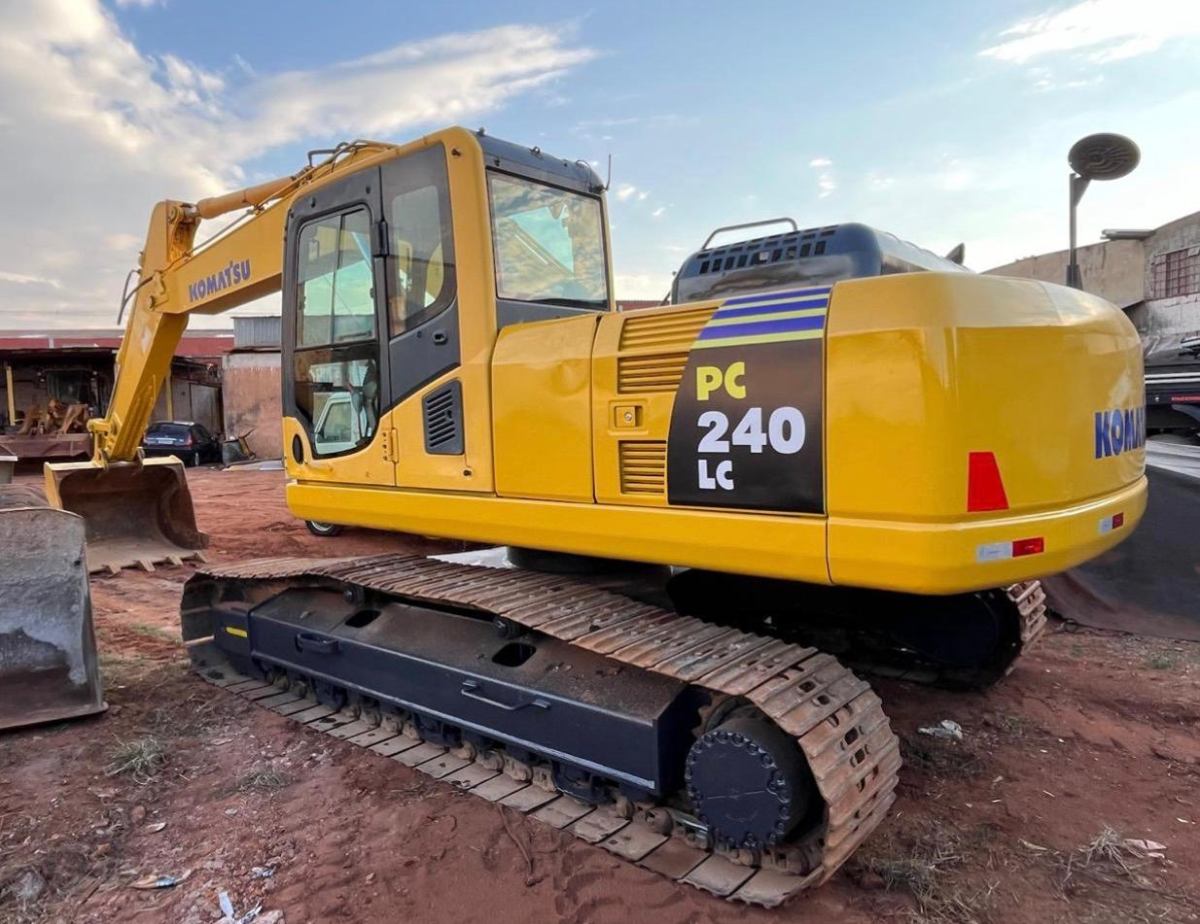 Escavadeira Komatsu PC240 2013