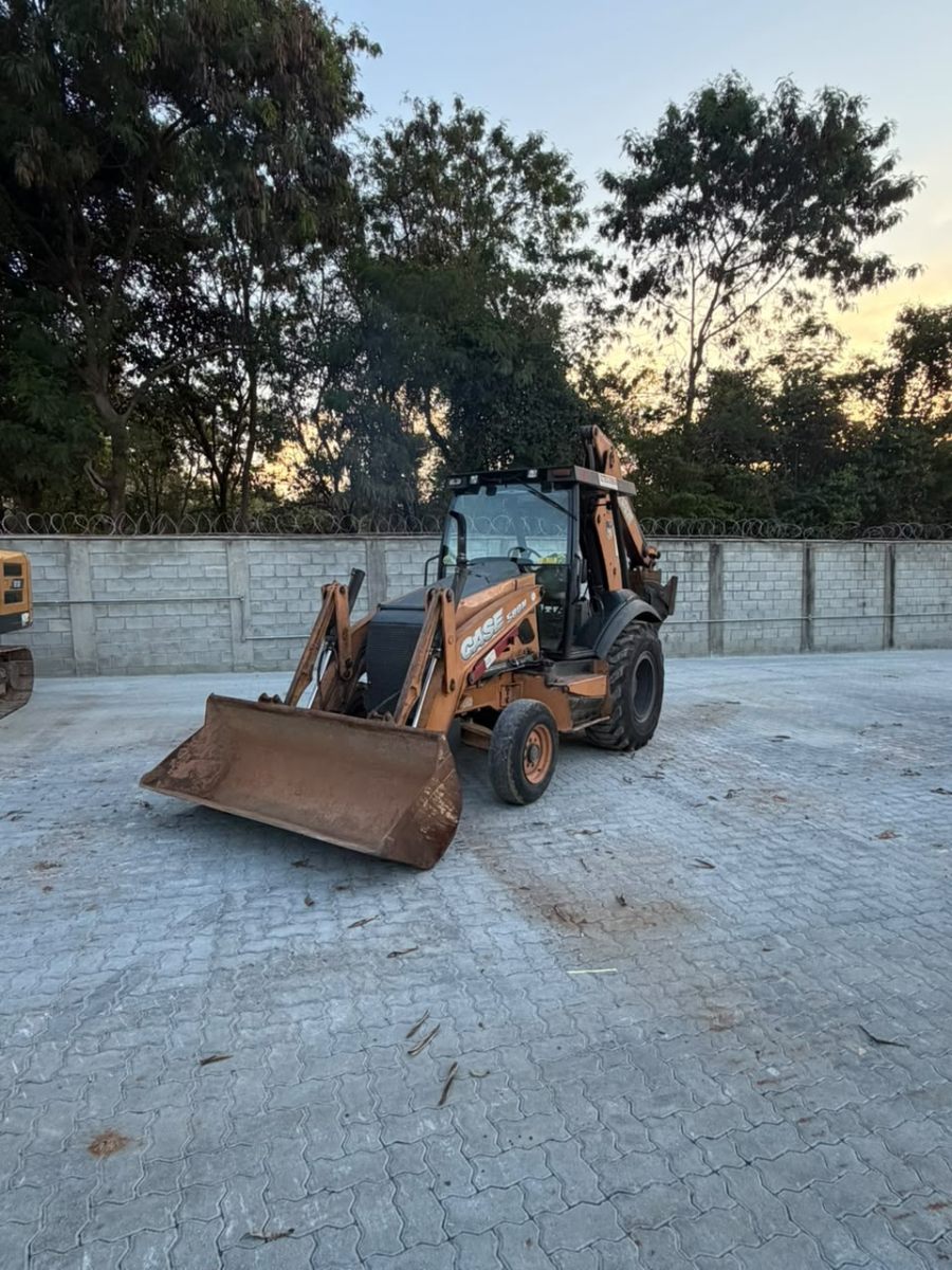 Retroescavadeira Case 580N 2013