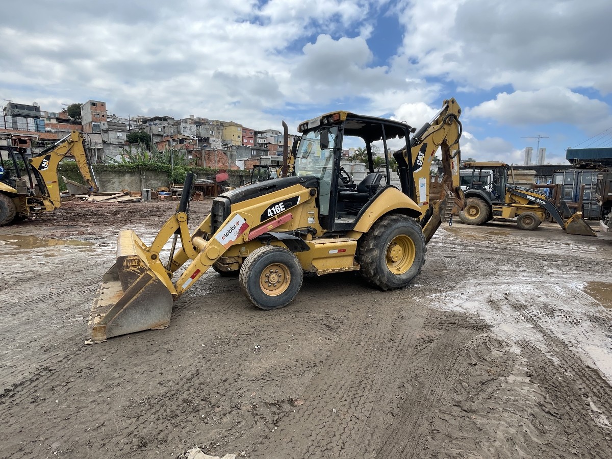 Retroescavadeira Caterpillar 416E 4X2 2012