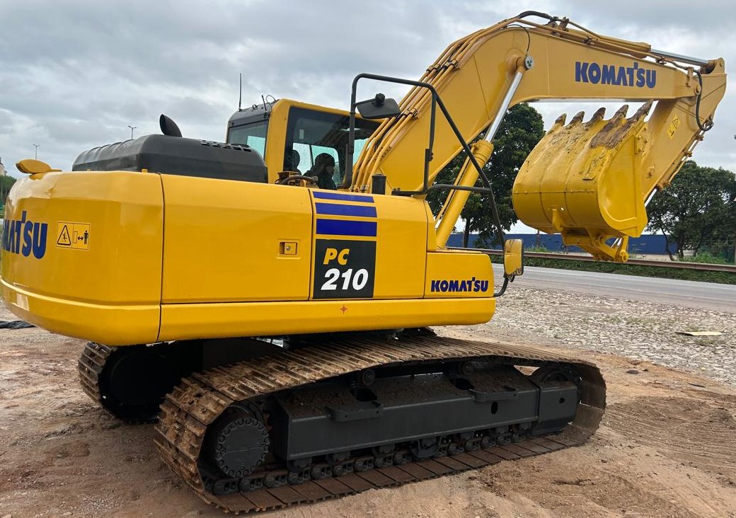 Escavadeira Komatsu PC210 2023