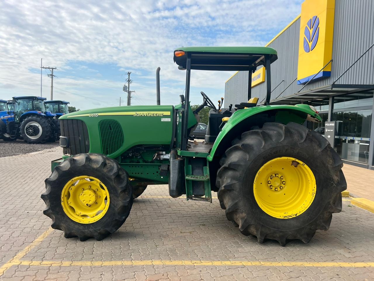 Trator agrícola John Deere 6615 2010