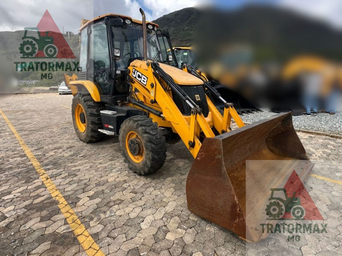Retroescavadeira JCB 3CX 2023