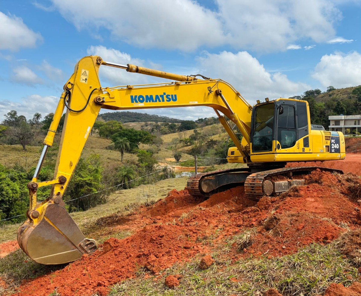 Escavadeira Komatsu PC240 2013