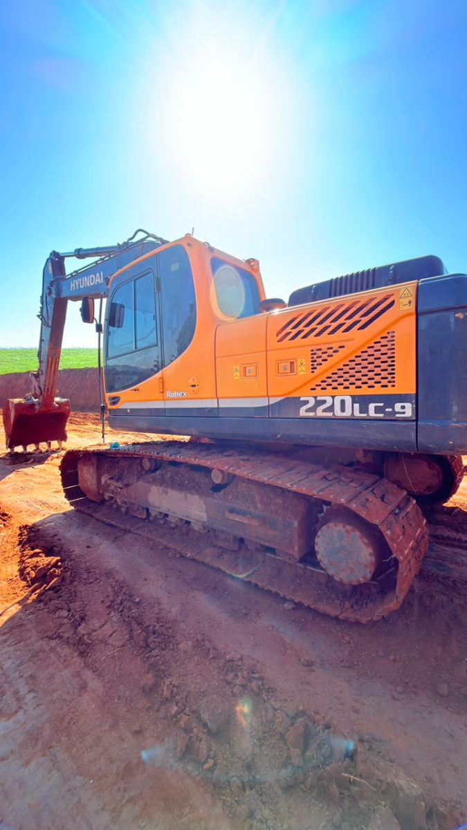 Escavadeira Hyundai R220LC-9 2025