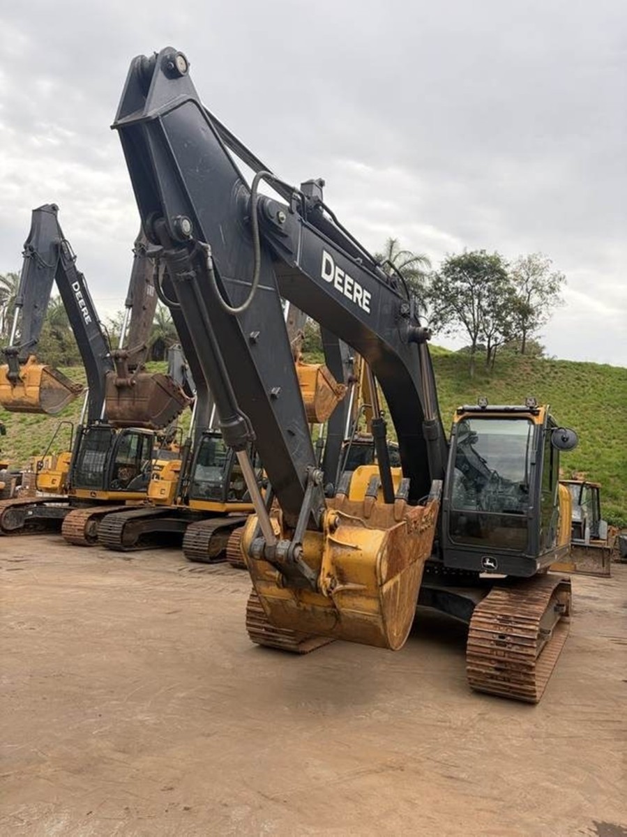 Escavadeira John Deere 210P 2024