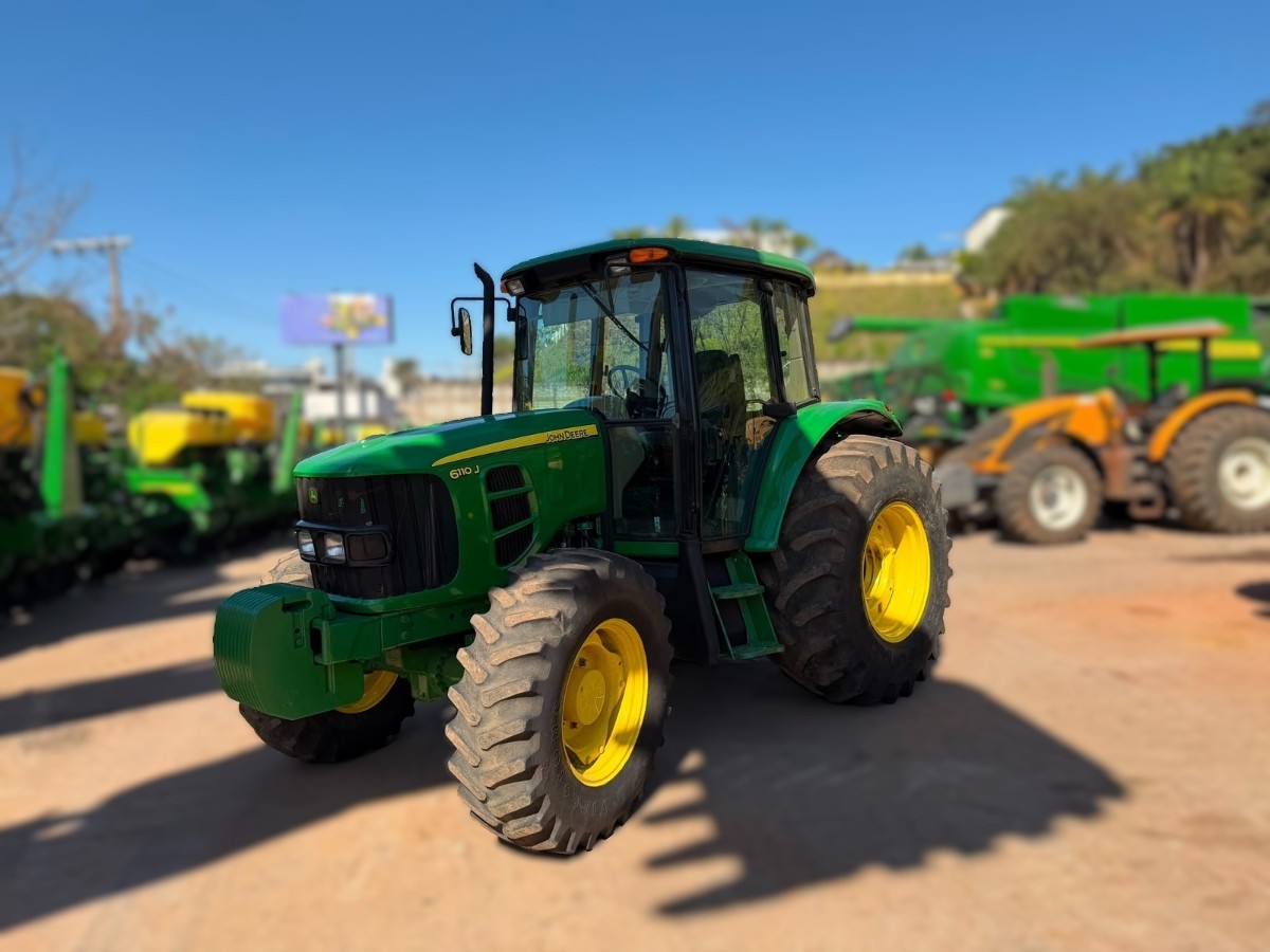 Trator agrícola John Deere 6110J 2014