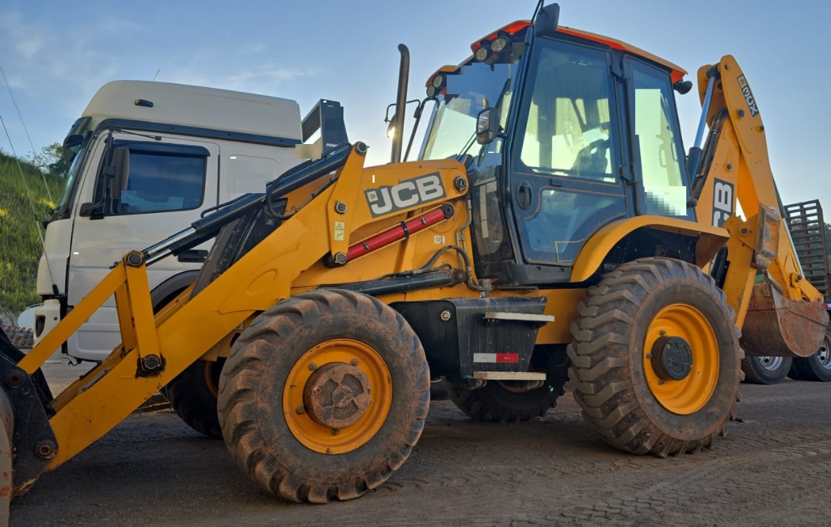 Retroescavadeira JCB 3CX 4X4 2024