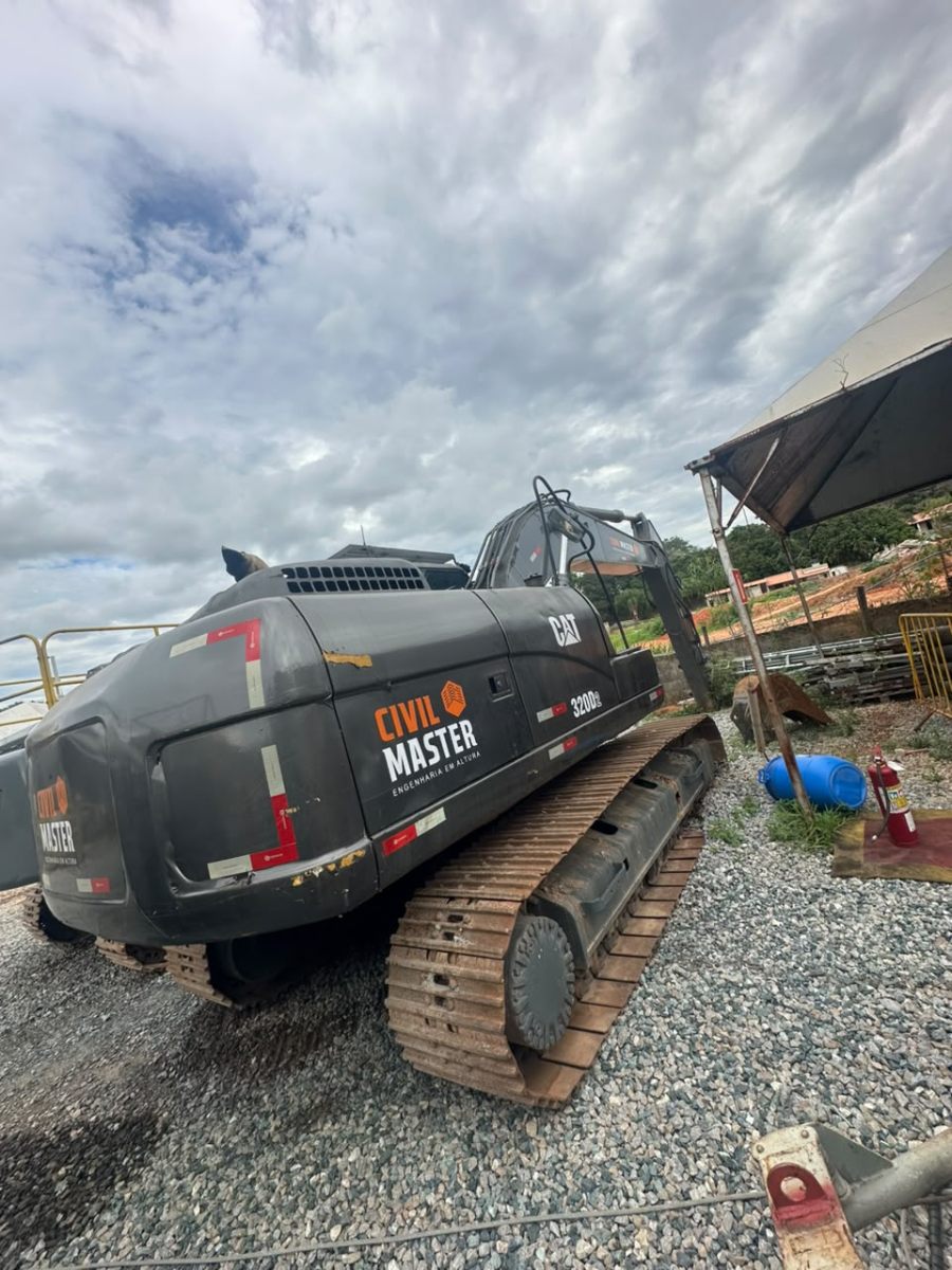 Escavadeira Caterpillar 320D2 2014
