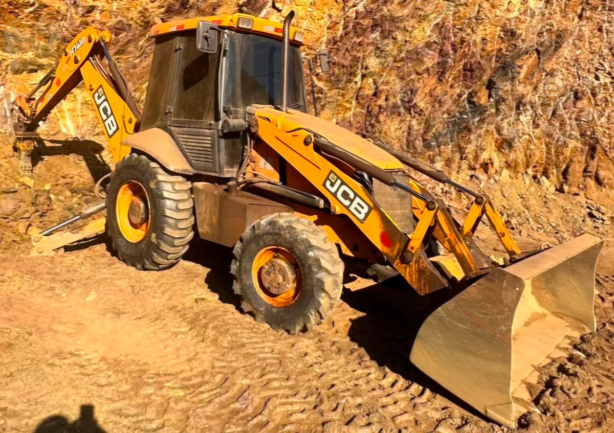 Retroescavadeira JCB 3C (4X4) 2013
