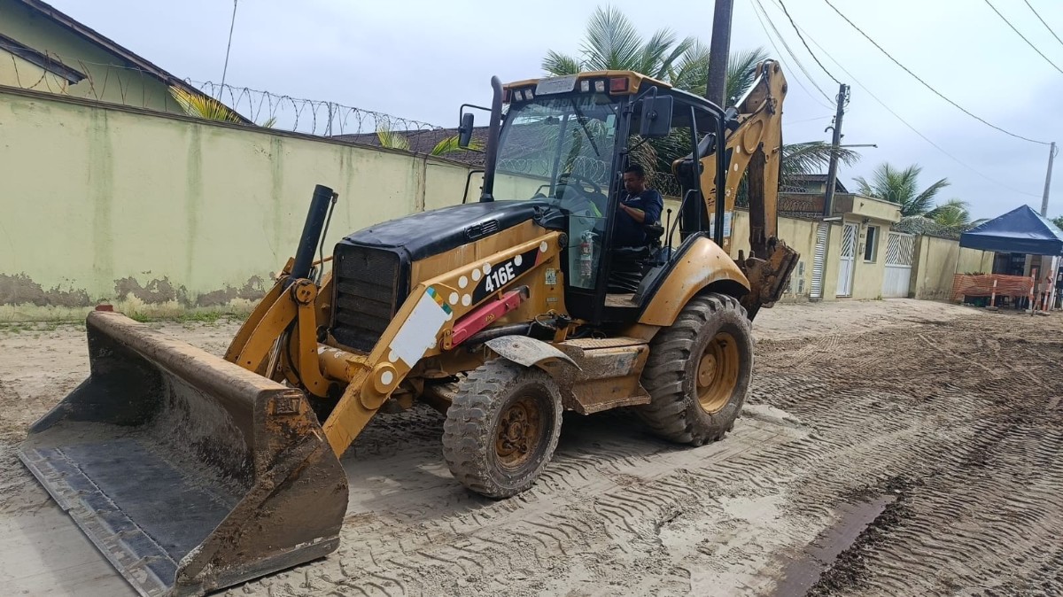 Retroescavadeira Caterpillar 416E 2014