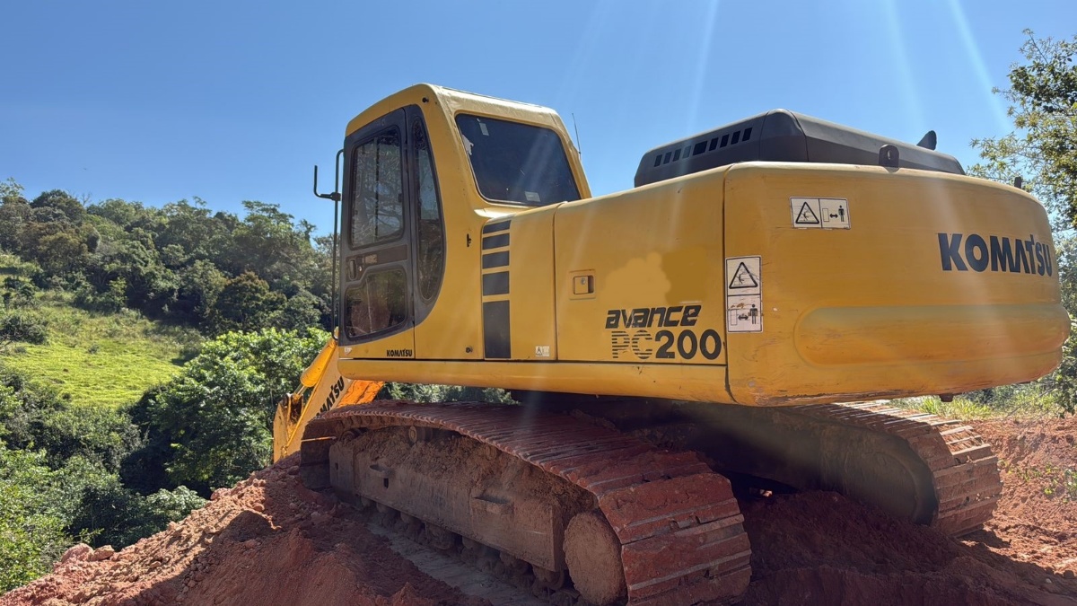 Escavadeira Komatsu PC200 2007
