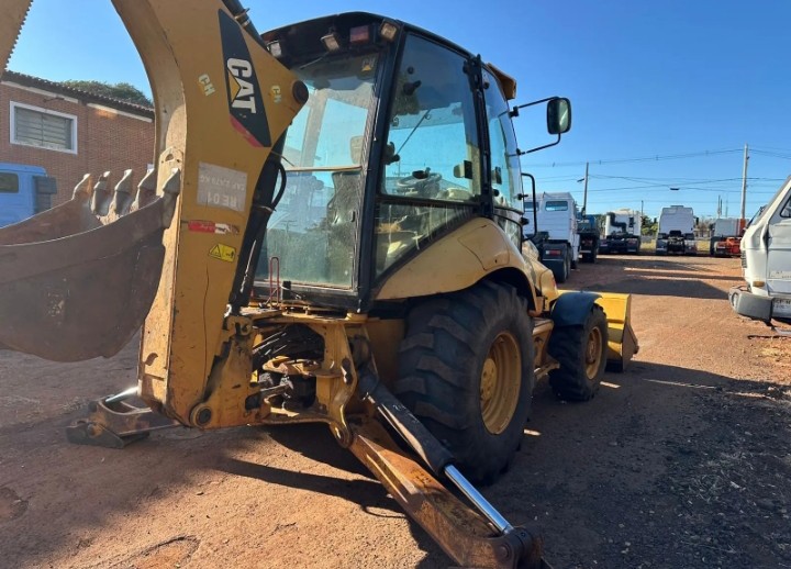 Retroescavadeira Caterpillar 416 4X4 2015