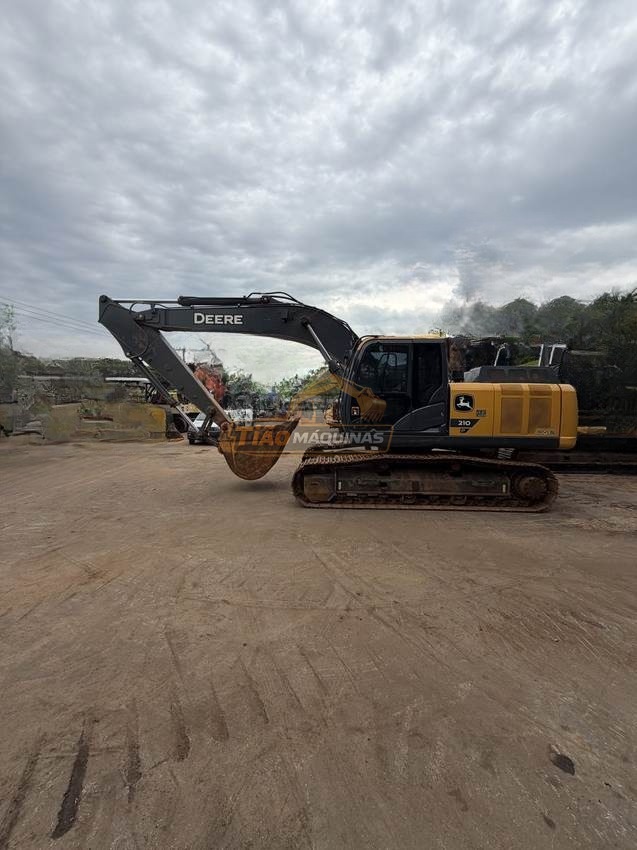 Escavadeira John Deere 210P 2024