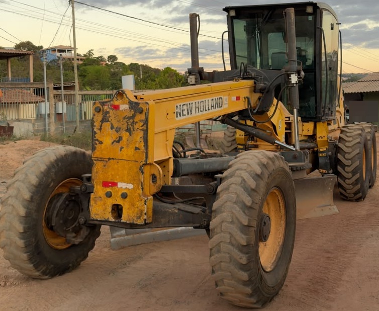 Motoniveladora New Holland RG 140B 2011