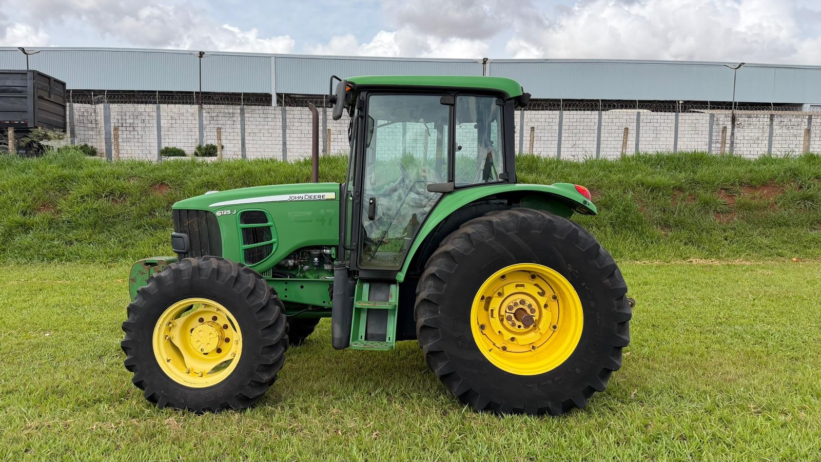 Tratores Agrícolas John Deere 6110J 2014