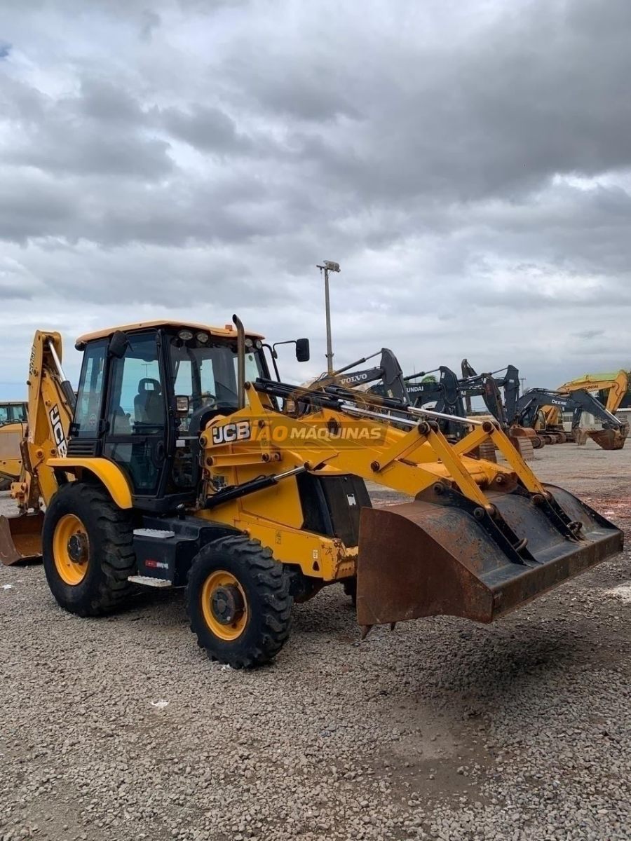 Retroescavadeira JCB 3CX 2022