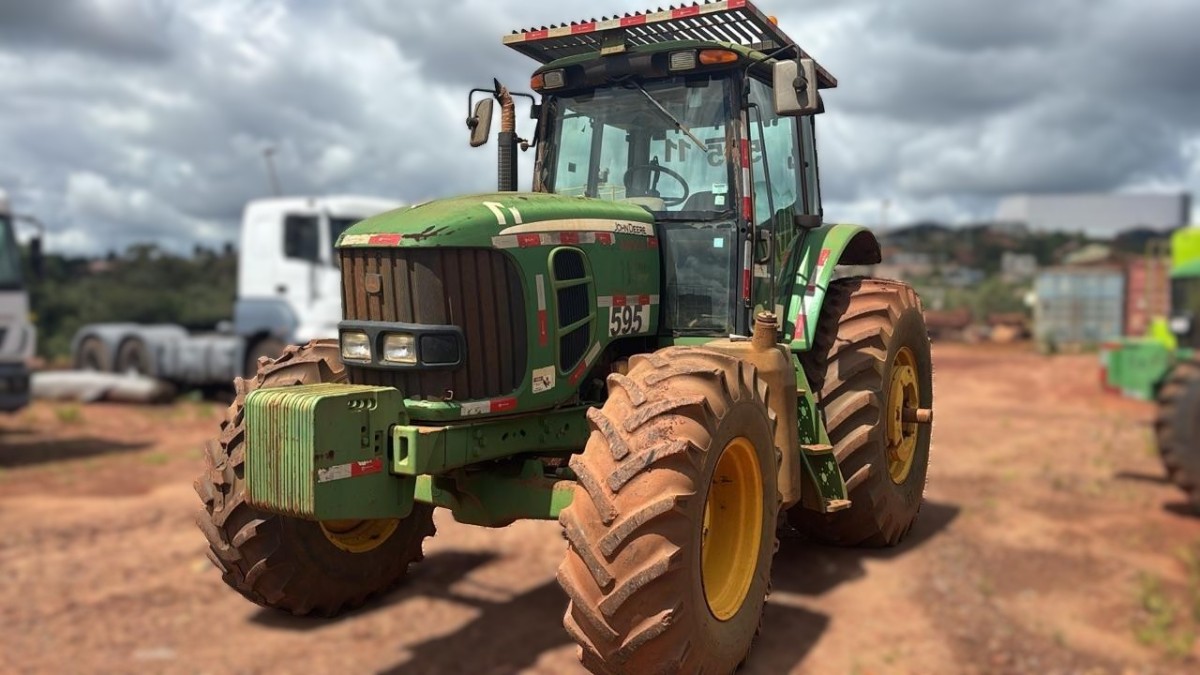 Trator agrícola John Deere 6180J 2016