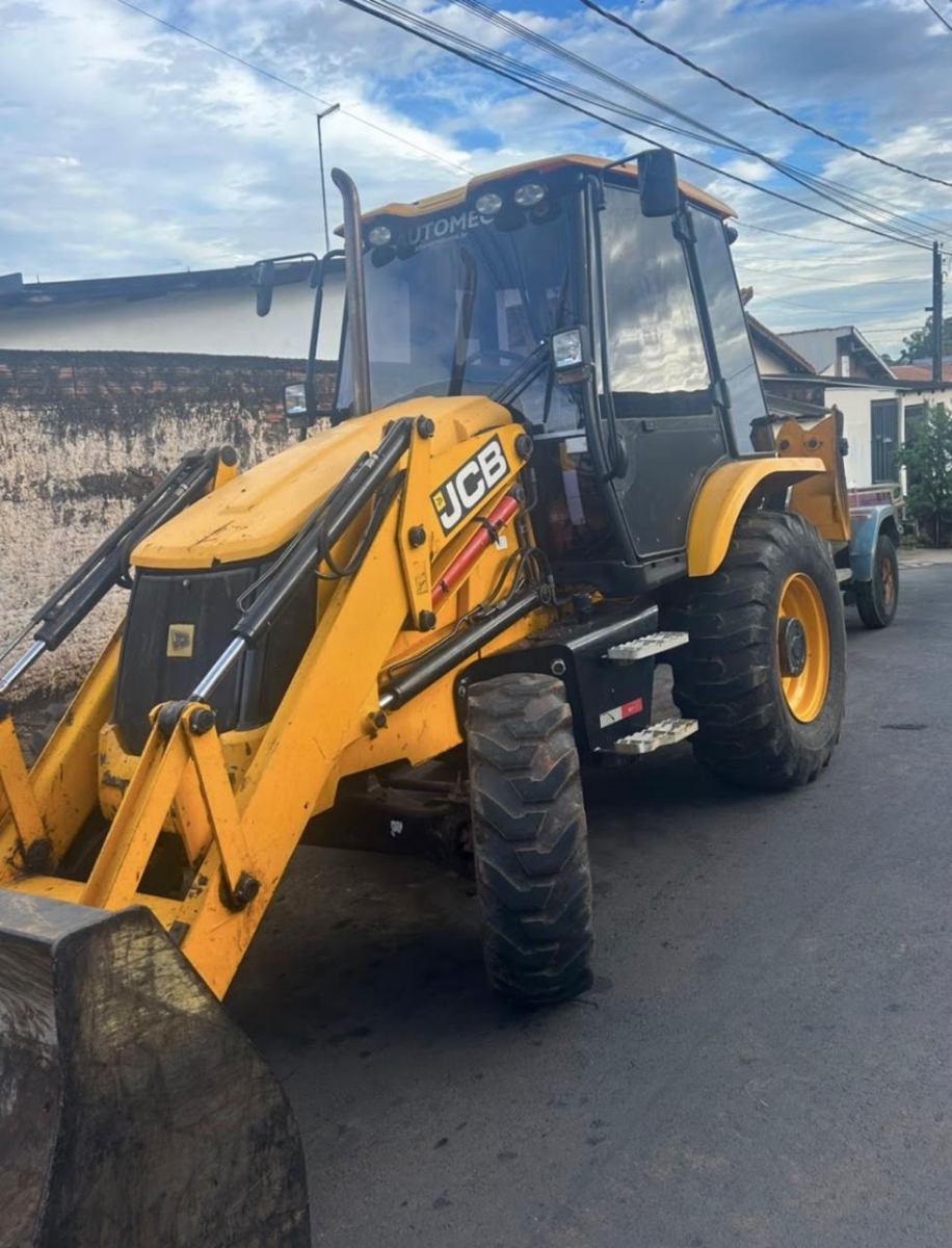 Retroescavadeira JCB 3CX 2023