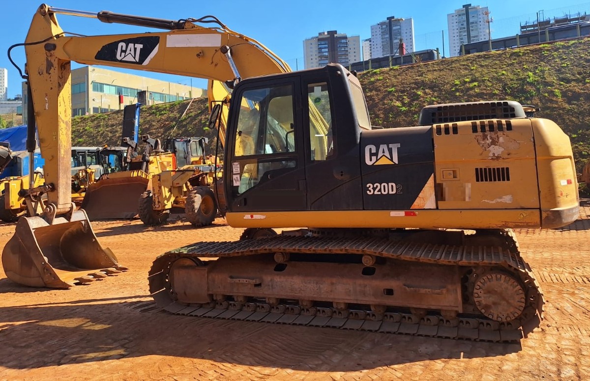 Escavadeira Caterpillar 320 D2L 2014