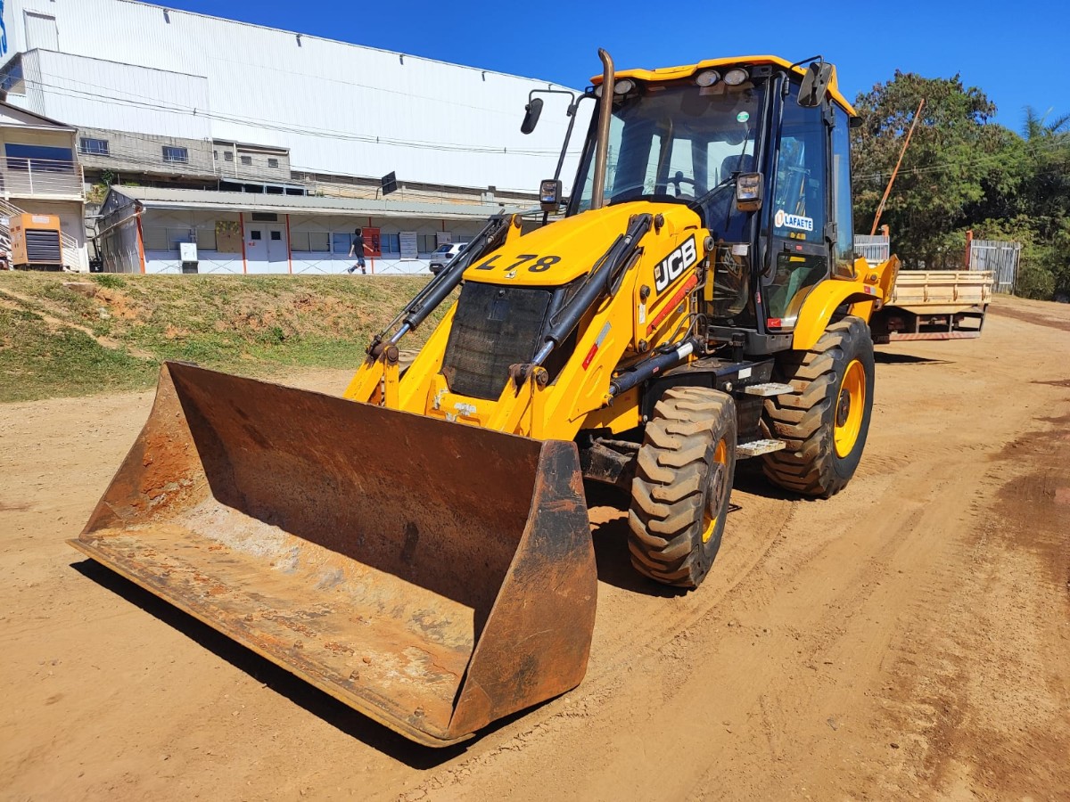 Retroescavadeira JCB 3CX 4X4 2019