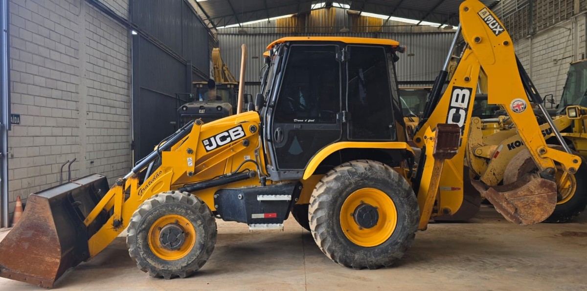 Retroescavadeira JCB 3CX 4X4 2023