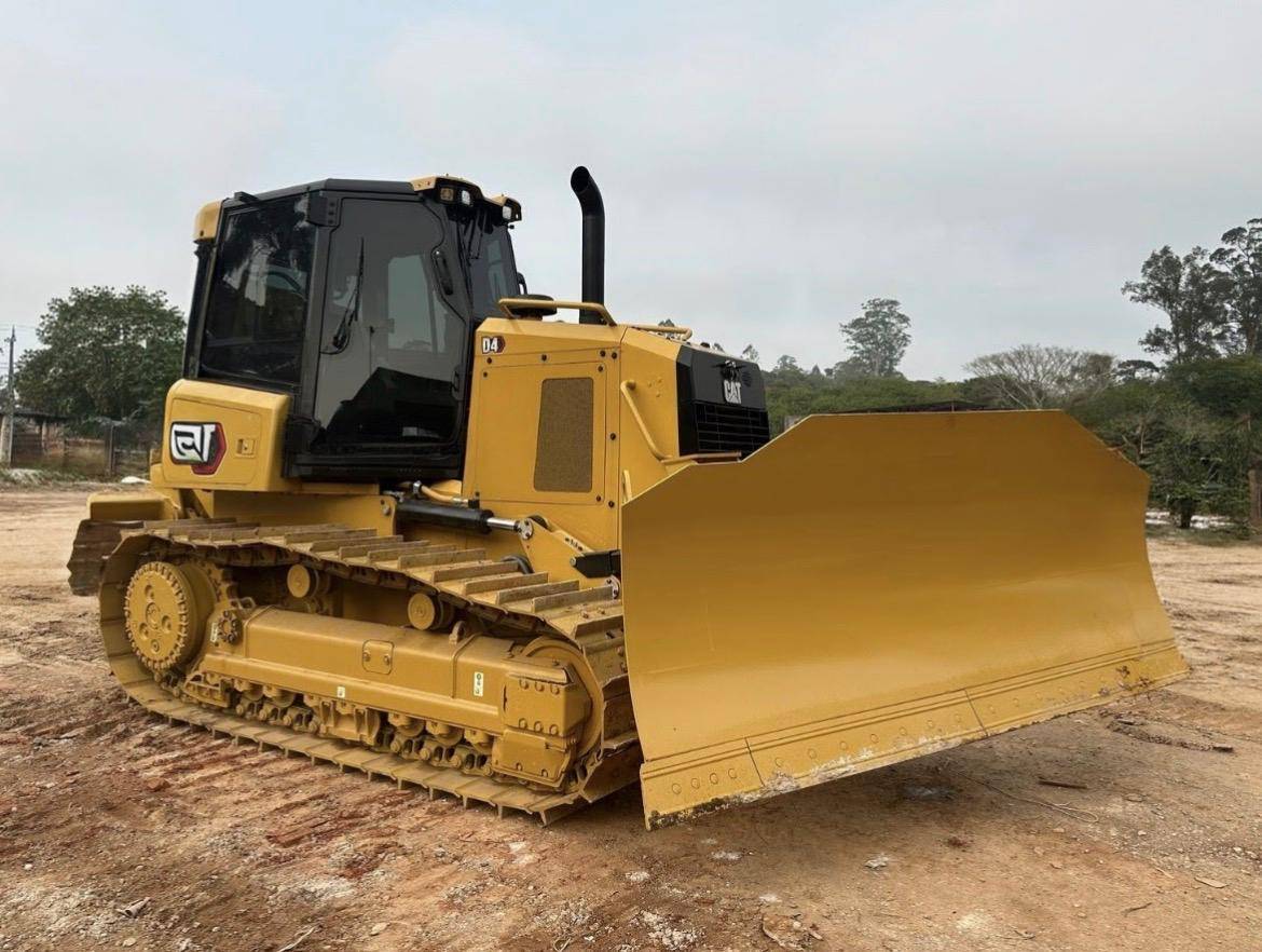 Trator de esteira Caterpillar D4 2023