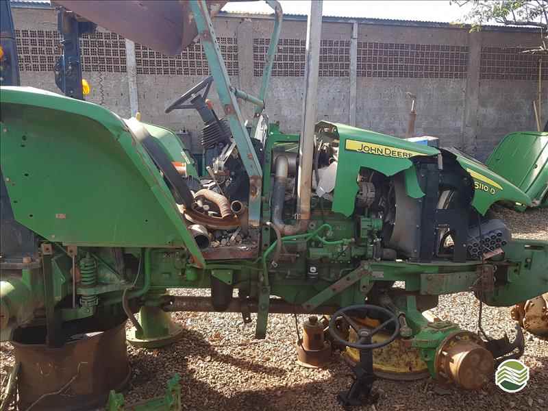 Trator agrícola John Deere 6110D 2000