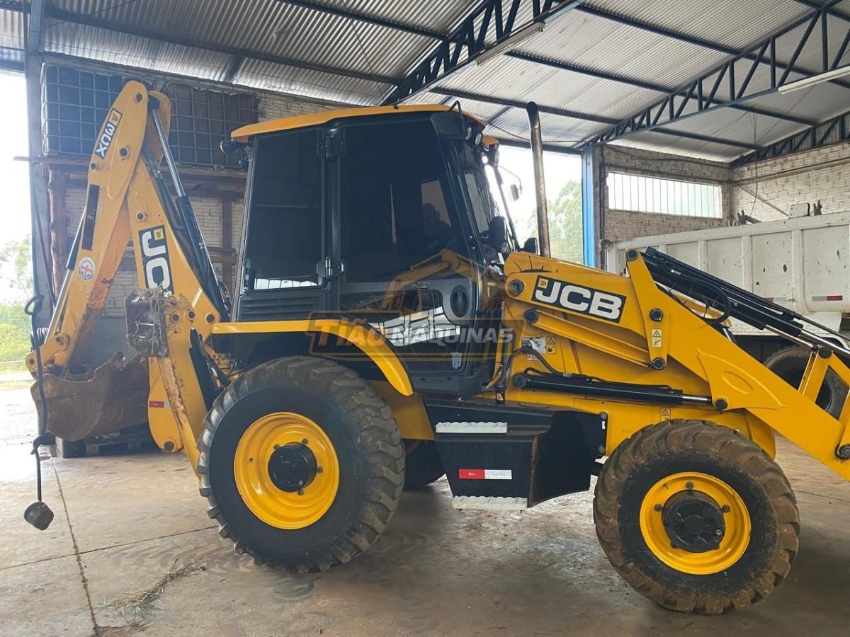 Retroescavadeira JCB 3CX 2023