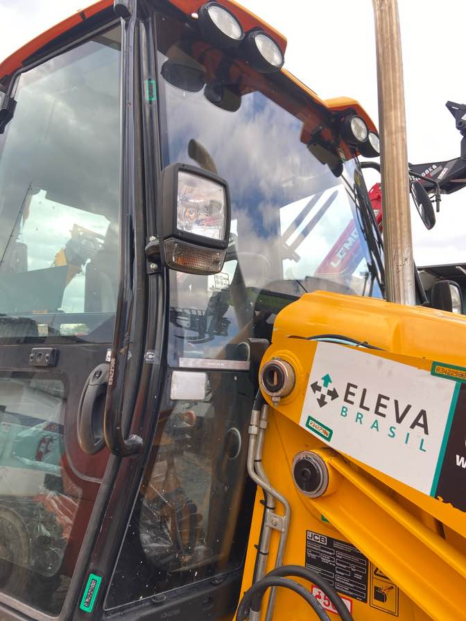 Retroescavadeira JCB 3CX 2024