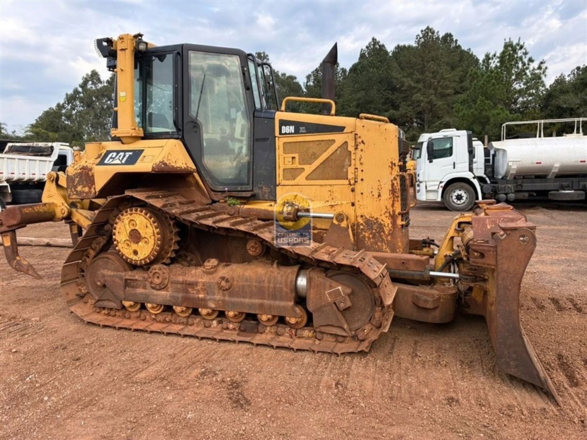 Trator de esteira Caterpillar D6N 2013